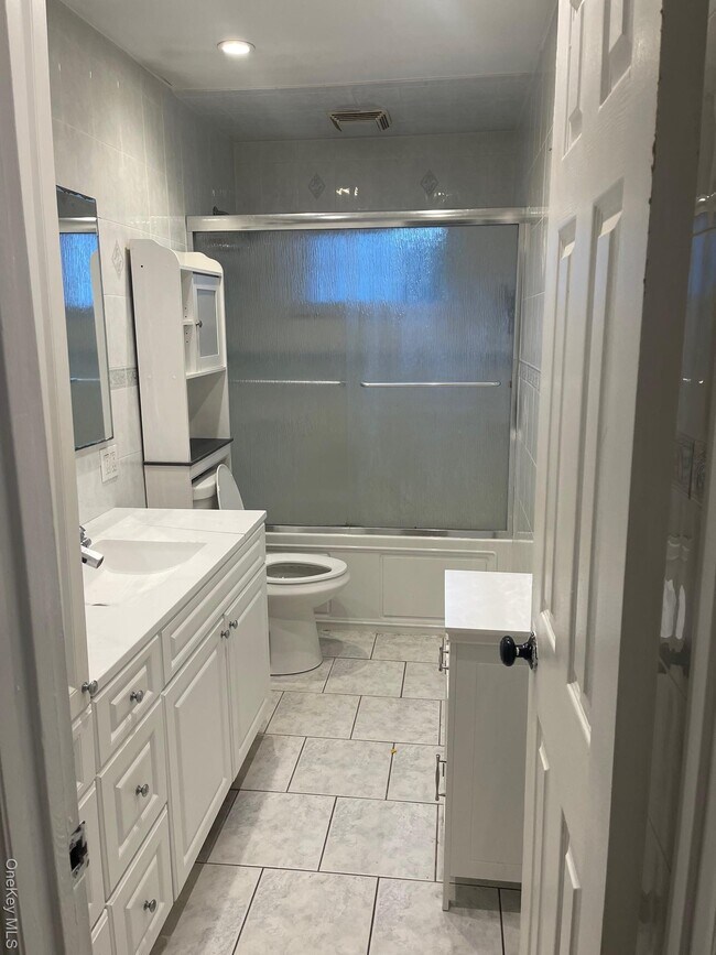 Building Photo - 185 E Parkview Dr