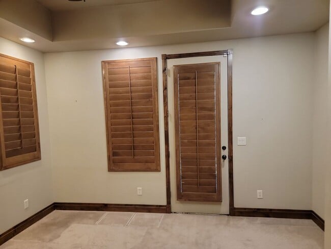 Building Photo - Stylish 4 Bedroom Home with Large Living S...