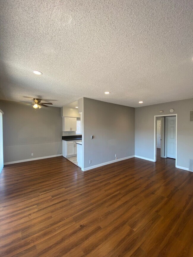 Building Photo - 1411 College View Dr