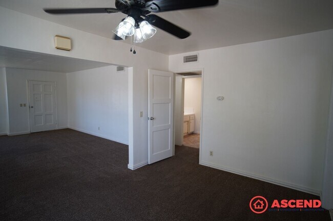 Building Photo - 2 Bed / 1 Bath Home with Solar – Convenient Bakersfield Location