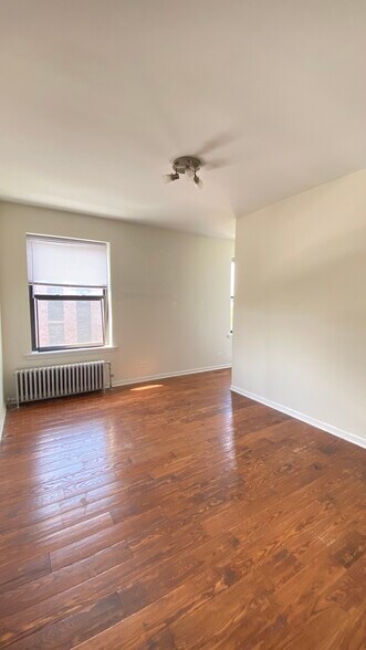 Building Photo - 3933 N Clarendon Ave