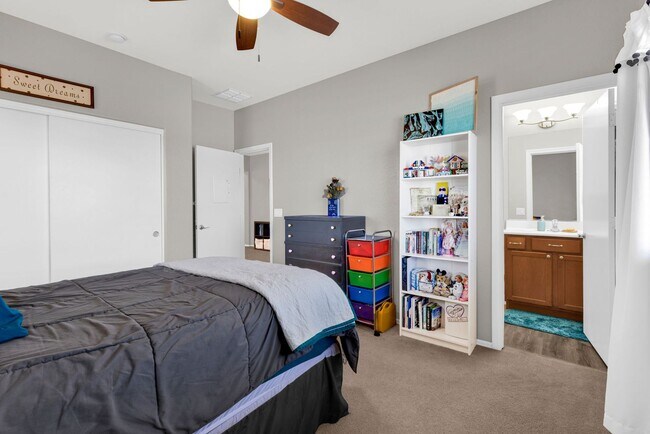 Building Photo - Stylish Home with Loft, Den, Great Room & ...