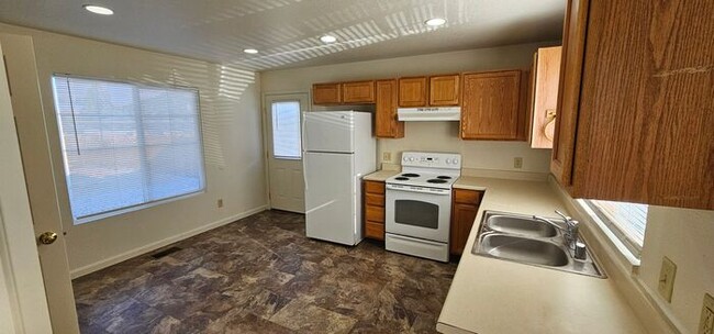 Building Photo - 2 bedroom 1.5 bath Home for Rent, Great Sp...