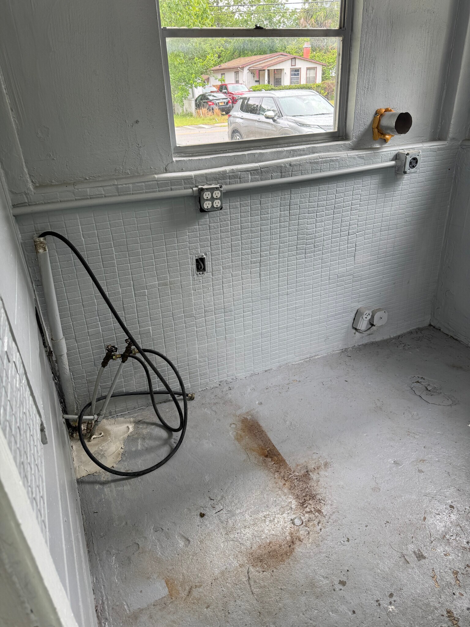 Building Photo - 605 Center Ave