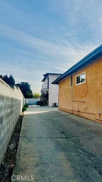 Building Photo - 826 E Hellman Ave