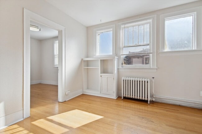 Primary Photo - Beautiful One Bedroom, Spacious, Natural L...