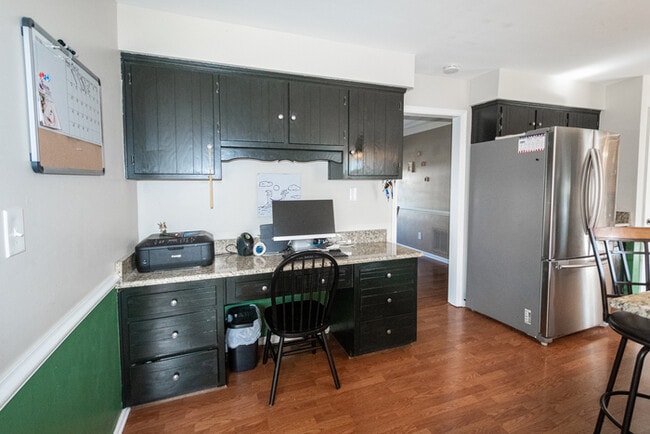 Building Photo - GORGEOUS 5 BEDROOM HOME LOCATED IN SALEM W...