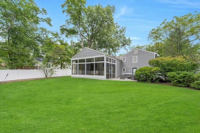 Building Photo - 370 Holland Ln