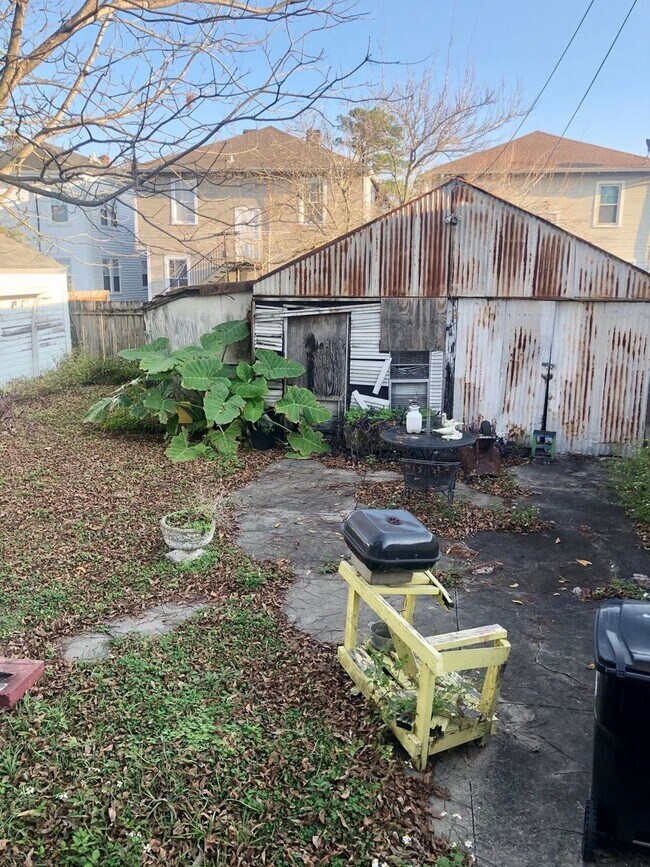 Building Photo - Spacious 2BD with Sun Room and Large Backyard