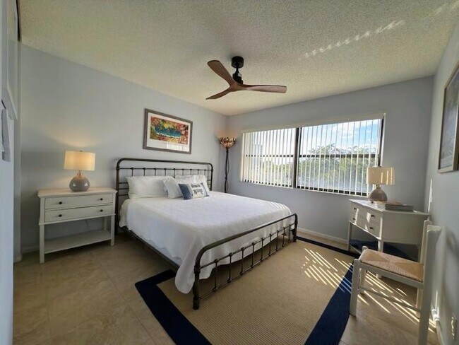 Building Photo - 700 Uno Lago Dr