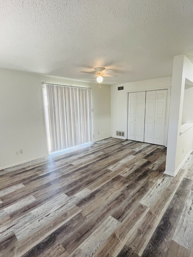 Building Photo - 2 Bedroom Townhome