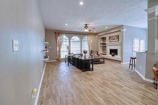 Building Photo - 2123 Meadow Park Cir