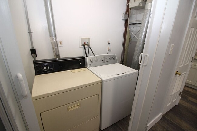 Building Photo - 5847 Weddel St
