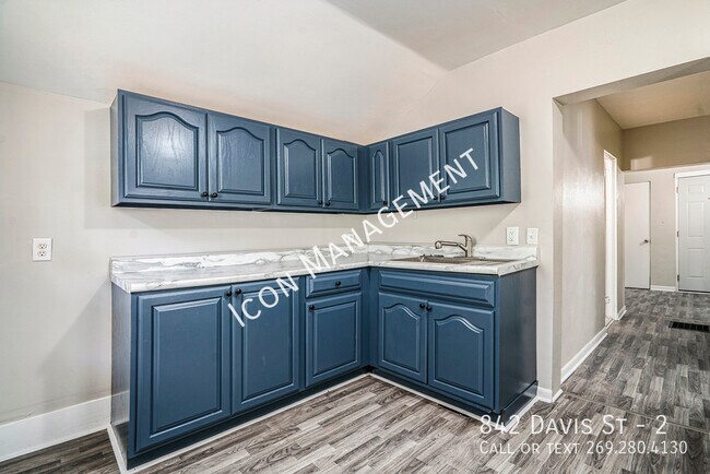 Building Photo - 842 Davis St