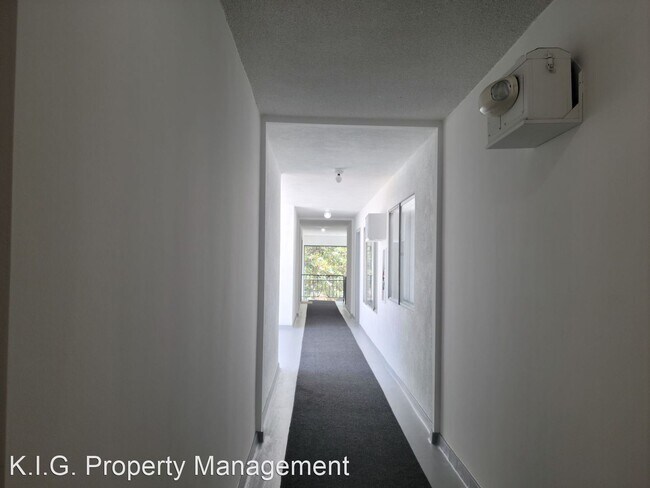 Building Photo - 1 br, 1 bath Apartment - 825 S. Bedford St...