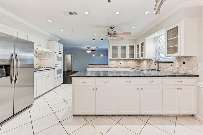 Building Photo - 5719 Willowbend Blvd