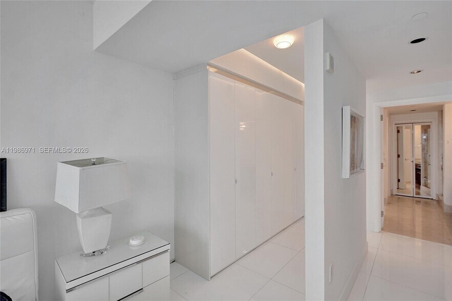 Building Photo - 17121 Collins Ave