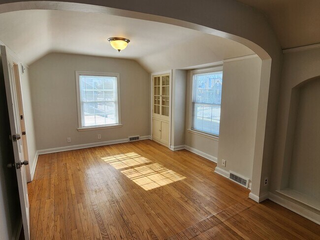 Building Photo - Shorewood 2 bedroom upper