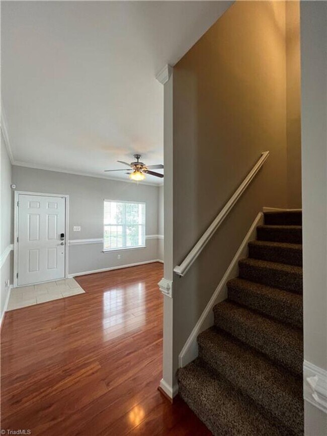 Building Photo - Fabulous 3BR 2.5BA Townhome with Community...