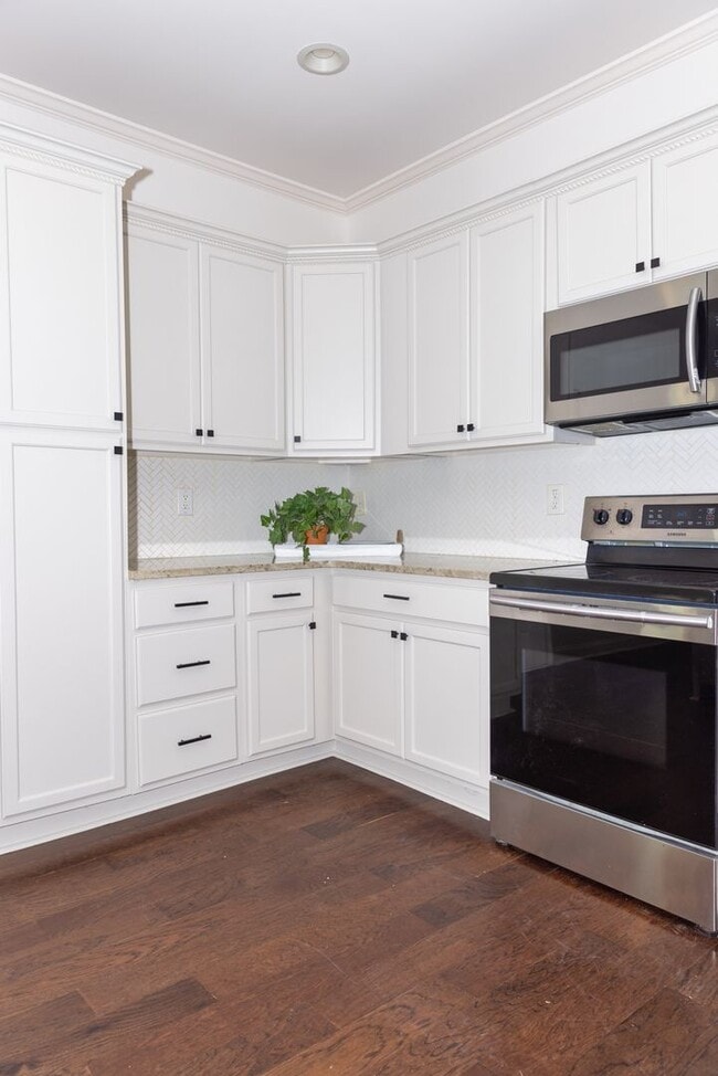 Building Photo - Spacious 4/3.5 w/ Master on Main and Fully...