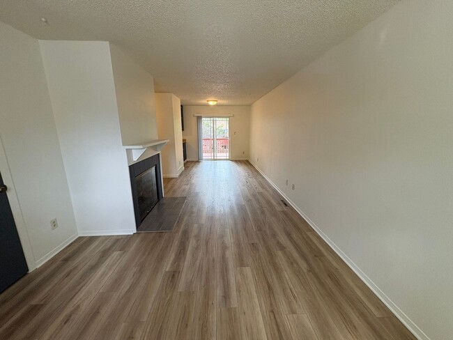 Building Photo - Updated **2 Bedroom | 1.5 Bath | 1-Car Garage Townhome**