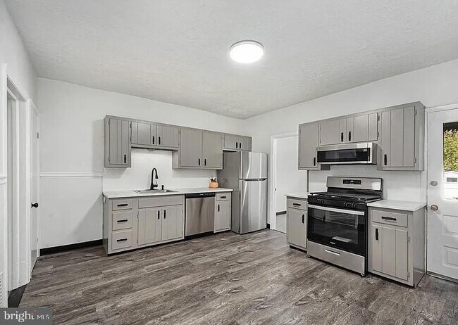 Building Photo - 851 South St