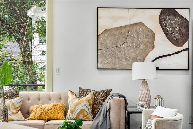 Building Photo - 335 Eureka Dr NE