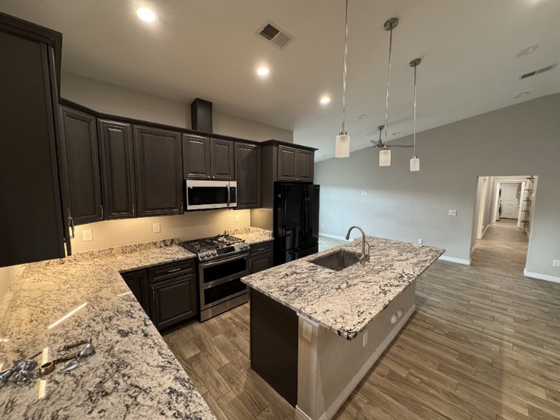 Building Photo - 1558 W 5th St