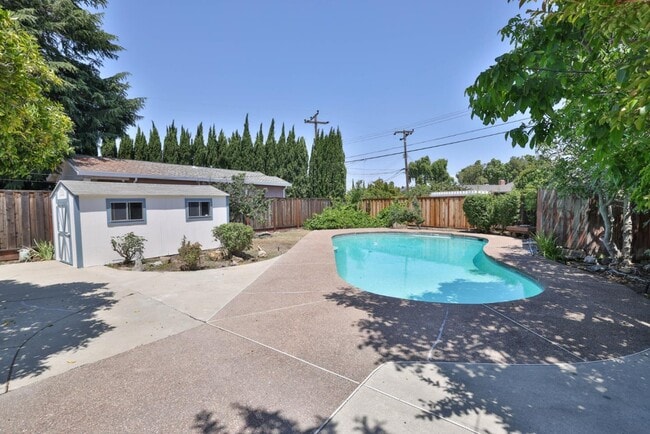 Building Photo - 1841 Briarwood Dr