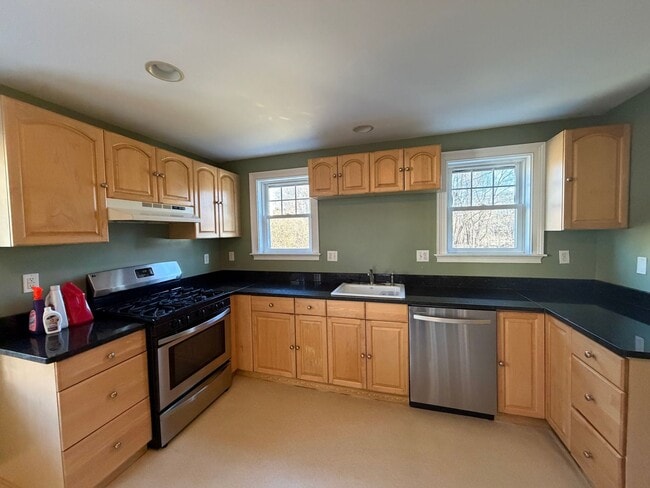 Building Photo - Move-In Ready Townhouse in North Billerica – Unbeatable Transit Access!