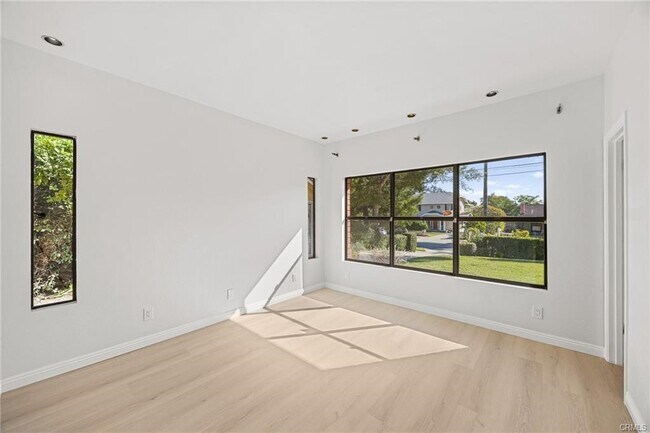 Building Photo - 673 S Mentor Ave