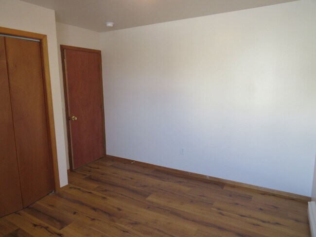 Building Photo - 2 Bedrooms 1 Bathroom 4 Plex - Belgrade
