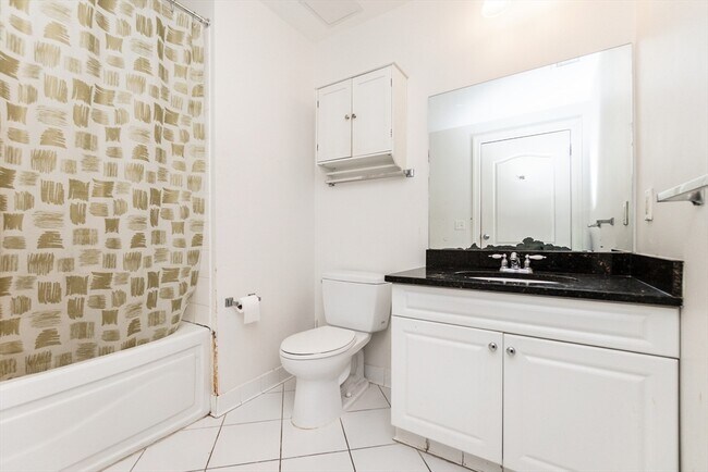 Building Photo - 614 Pond St