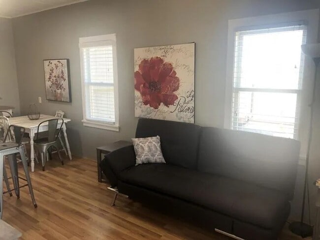 Building Photo - Pet Friendly 1 bed/ 1 bath House