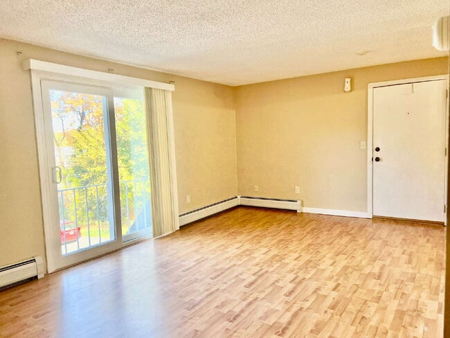 Building Photo - 1 BED/1 BATH TOP FLOOR CONDO UNIT HEAT/HW ...