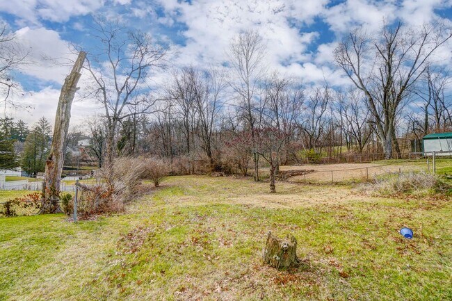 Building Photo - 2 Bedroom, 1 Bathroom with Large Backyard!