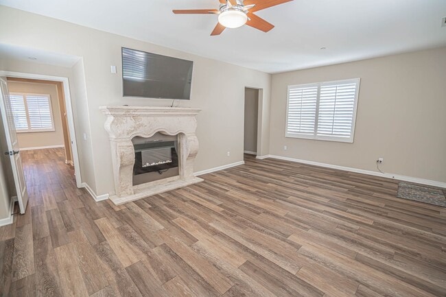 Building Photo - Unique 4-Bedroom, 3-story Live/Work Townhouse in the lushly landscaped Villa Metro Community!