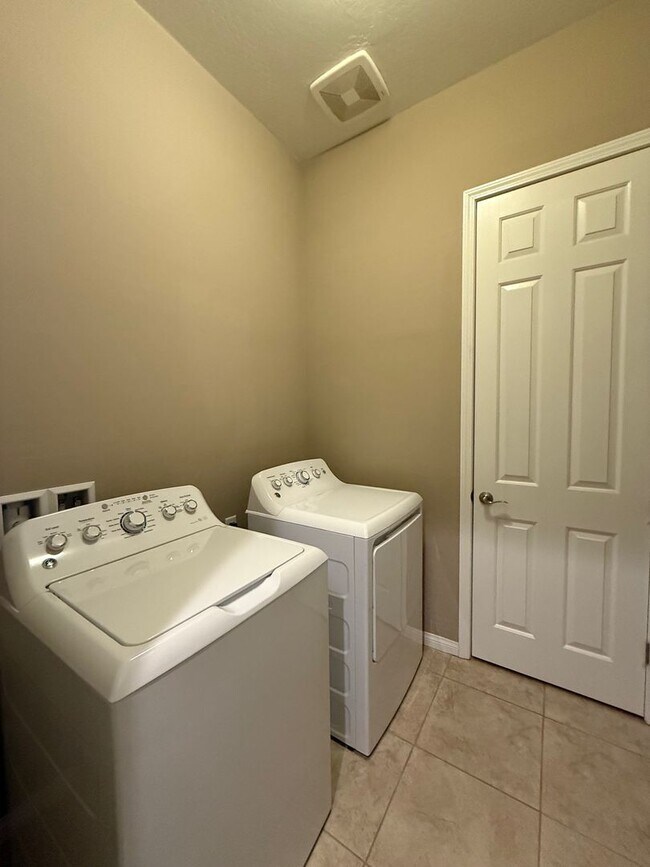 Building Photo - SINGLE STORY 3 BEDROOM HOME IN PROVIDENCE