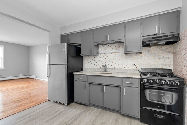 Interior Photo - 7900-06 S Wabash