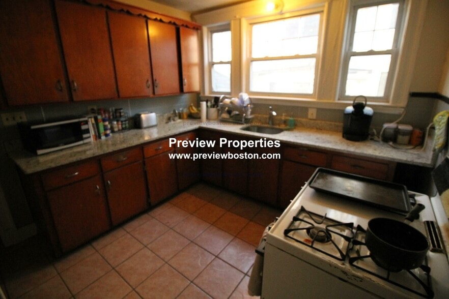 Building Photo - 169 Winchester St