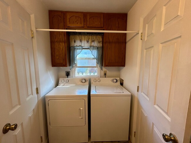 Building Photo - Cozy 2 Bedroom 1 Bath w/ all amenities and...