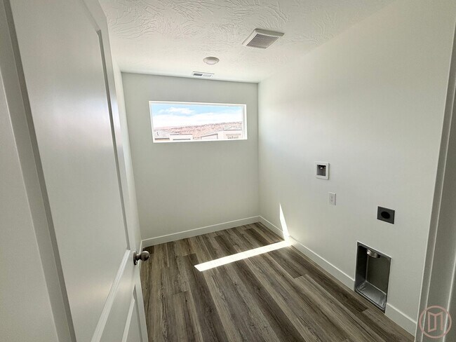 Building Photo - LIKE NEW Home in Long Valley!