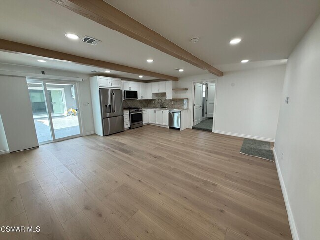 Building Photo - 102 W Alta Green