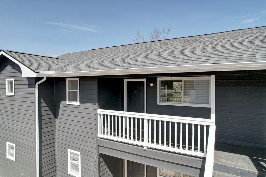 Building Photo - 450 Shady Bluff Dr