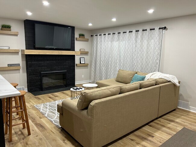 Building Photo - 6846 County Line Rd