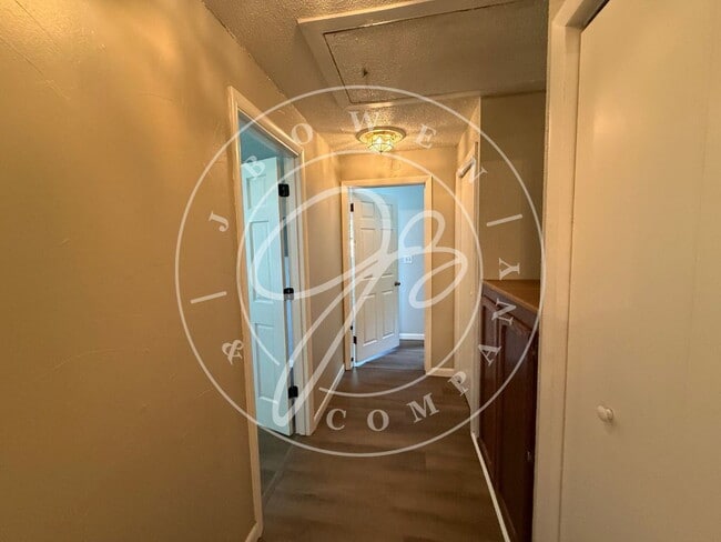 Building Photo - 3-Bedroom South Toledo Home with 2 Full Ba...