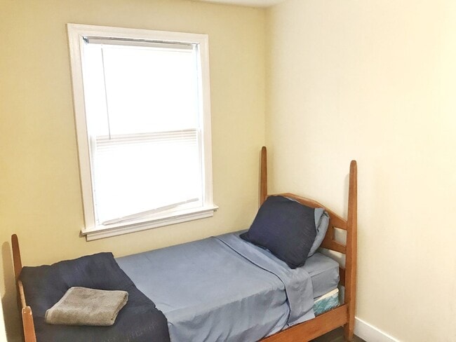 Building Photo - 1431 Bank St