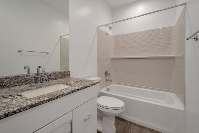Building Photo - Like Brand New Luxurious Modern 3 Bedroom ...