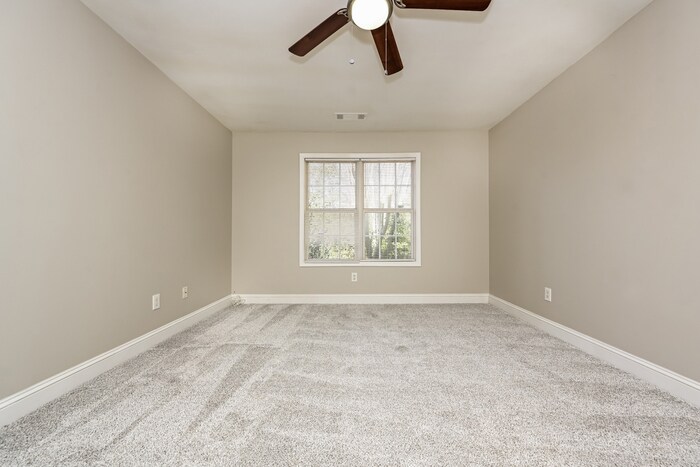Building Photo - 520 Lakewood Dr