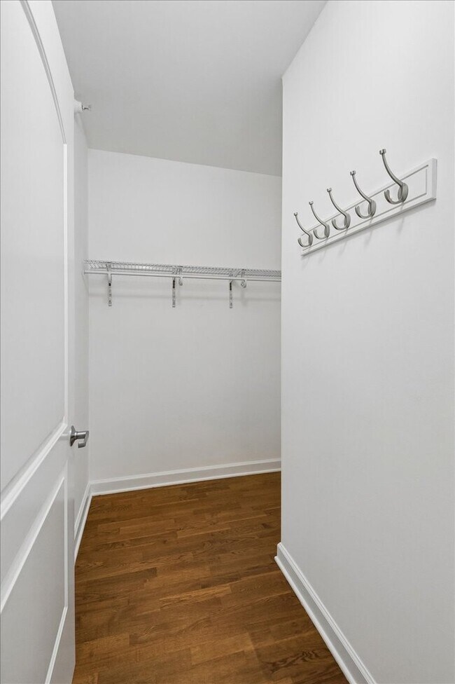 Building Photo - 420 E Waterside Dr